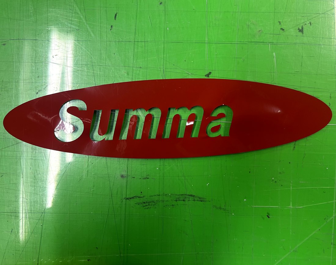 Sauber geschnittenes Summa-Logo aus roter Folie auf der Schneidematte